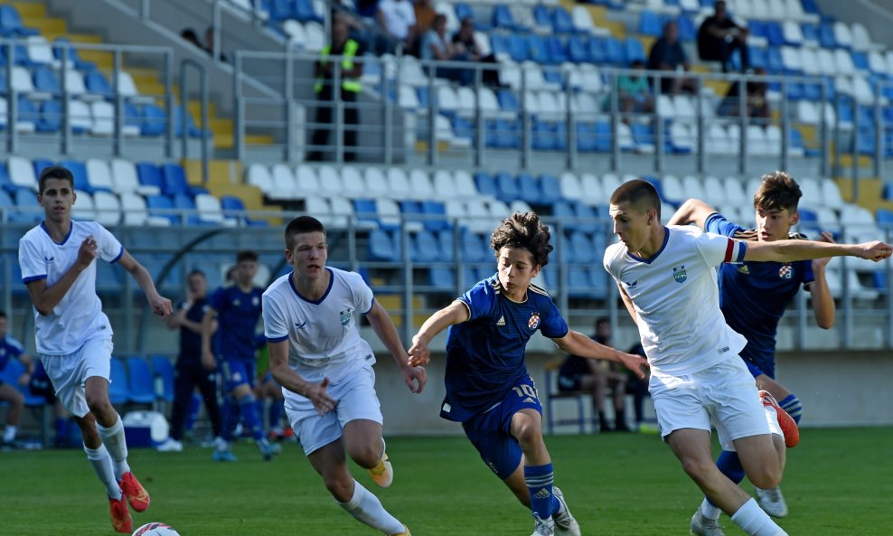 Lovro Chelfi (u sredini, u plavom dresu)