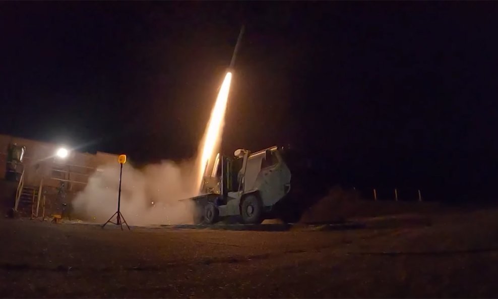 Raketa AIM-132 nosi 10-kilogramsku visokoeksplozivnu fragmentacijsku bojnu glavu