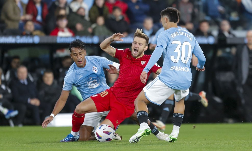 Ivan Rakitić u duelu s igračima Celte