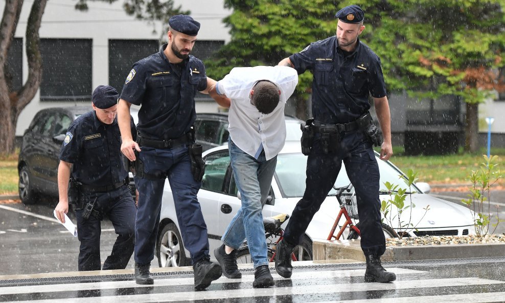 Privođenje muškarca kojega se sumnjiči za ubojstvo majke u Pleškovcu