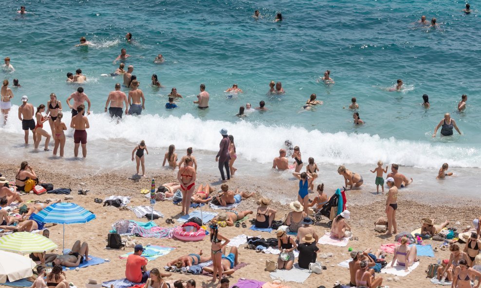 Prepune dubrovačke plaže i gužva unutar zidina