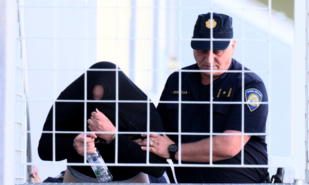 Dovođenje osumnjičenika u prostorije policije na Remetinečkoj cesti.