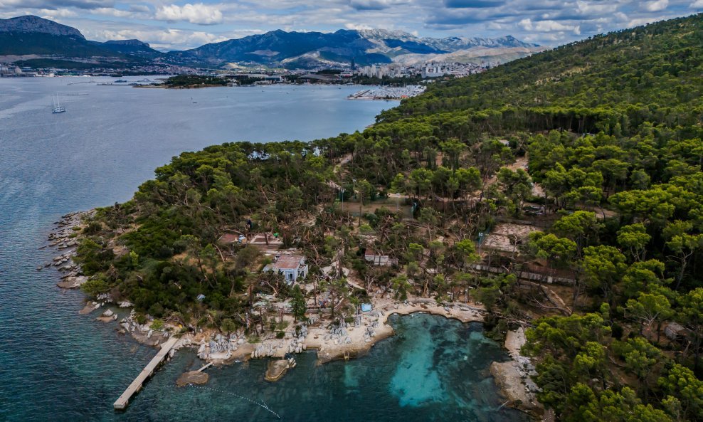 Pogled iz zraka na uvalu Bene na Marjanu nakon orkanskog nevremena