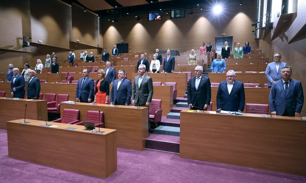 Minuta šutnje u Hrvatskom saboru za žrtve Srebrenice