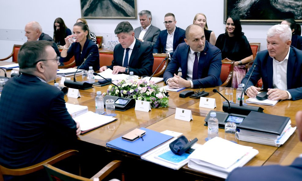 Odbor za obranu jednoglasno podržao vojni rok