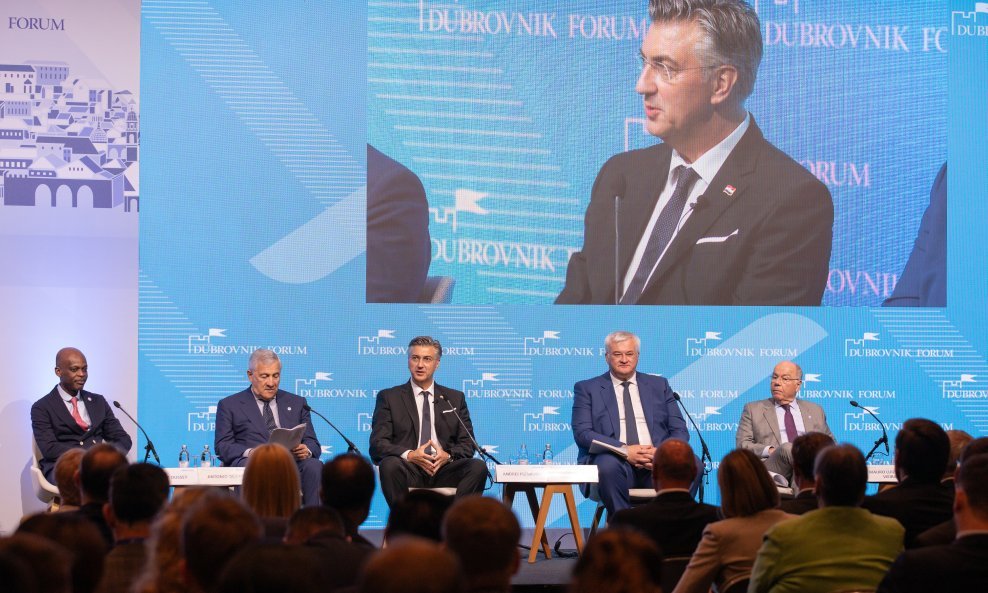 Andrej Plenković je na Dubrovnik Forumu naglasio potrebu izglađivanja odnosa SAD-a i EU