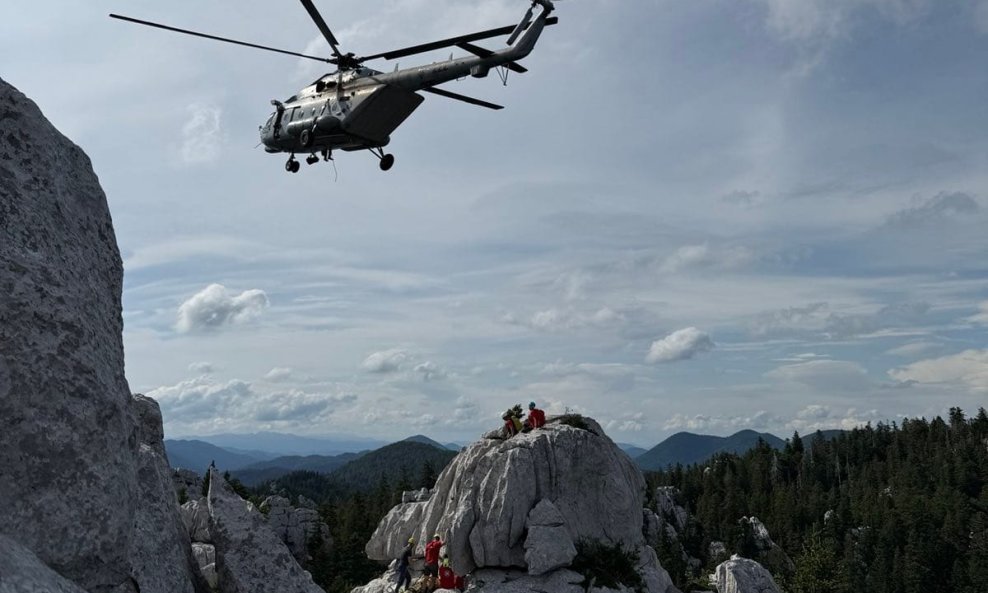 HGSS i helikopter HRZ-a u akciji spašavanja na Samarskim stijenama