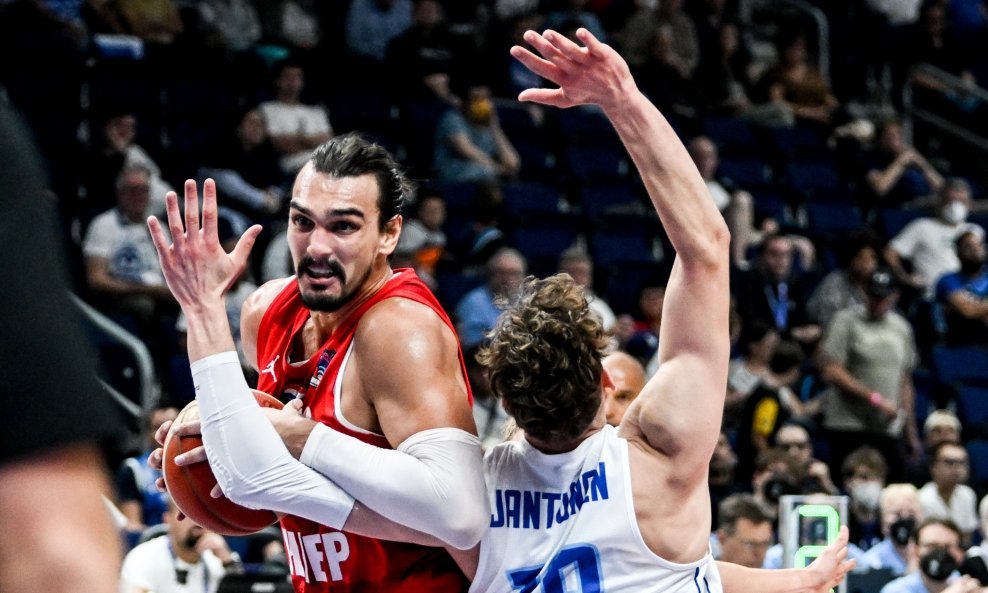 Dario Šarić (s loptom)