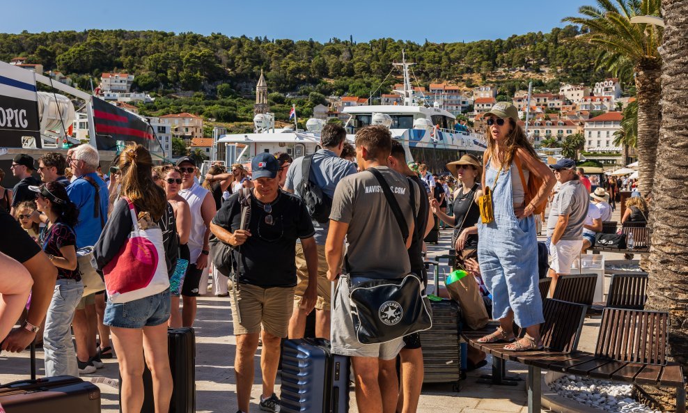 Turisti u Hvaru