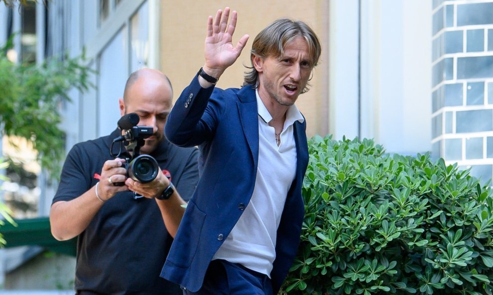 Luka Modrić pred ulaskom u kliniku gdje če obaviti liječnički pregled