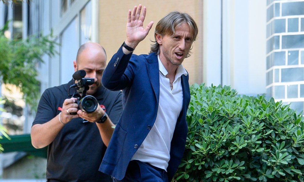 Luka Modrić pred ulaskom u kliniku gdje če obaviti liječnički pregled