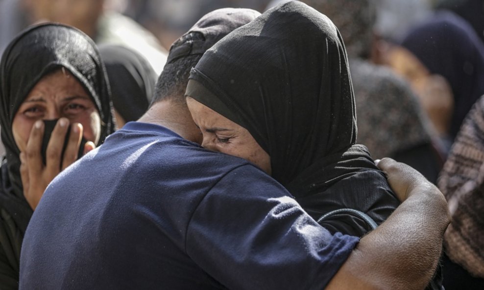 Palestinci oplakuju žrtve.