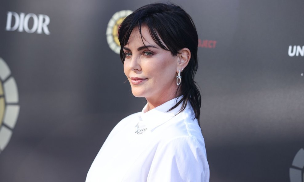 Charlize Theron nosila je mullet bob 2022. godine, a ova frizura sada je opet 'in'