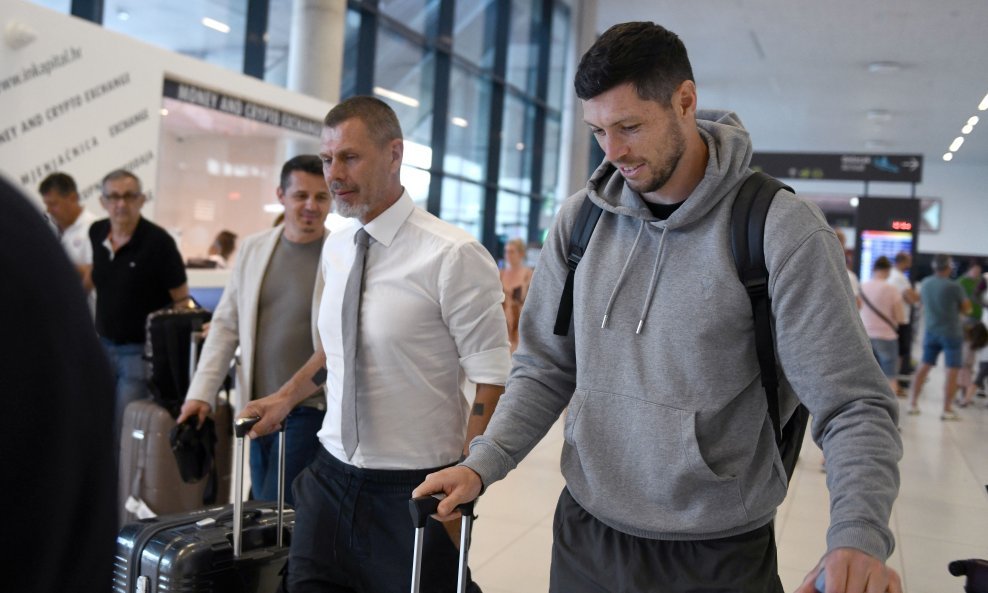 Scott McKenna u društvu sa Zvonimirom Bobanom i Goranom Vlaovićem