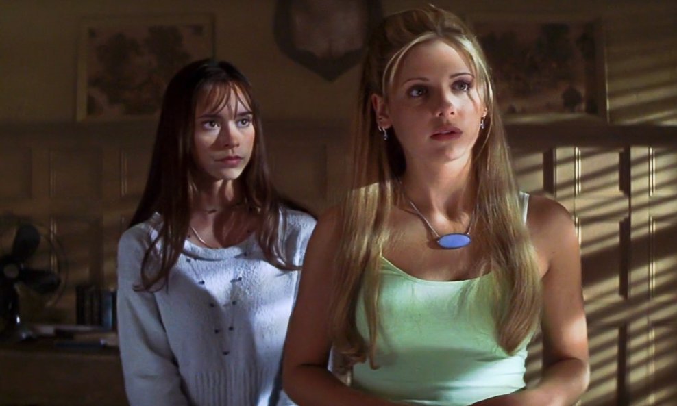 Jennifer Love Hewitt i Sarah Michelle Gellar u sceni iz filma 'Znam što si radila prošlog ljeta'