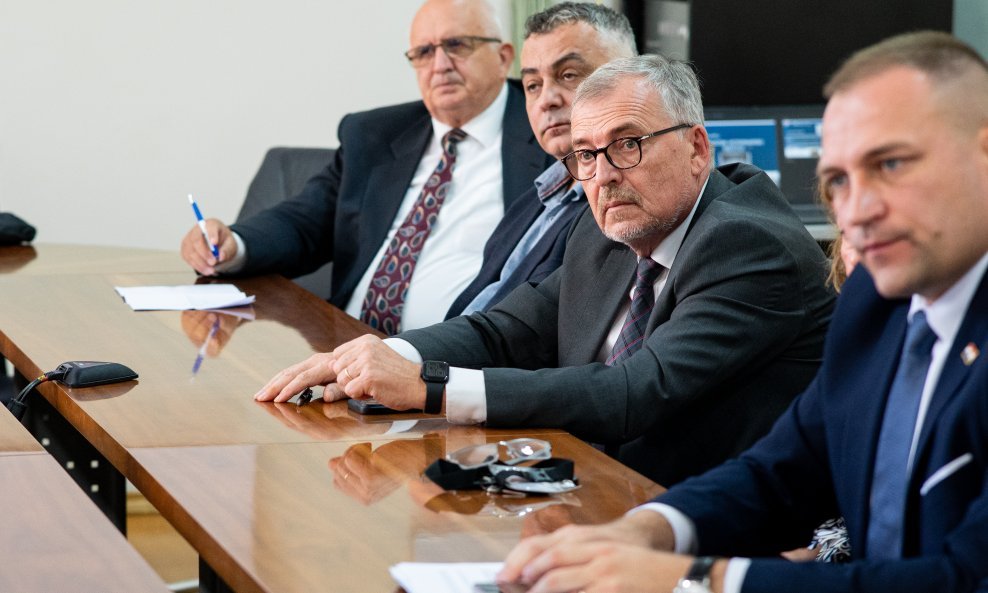 Izvanredna konferencija za medije na kojoj je potvrđen slučaj bedrenice