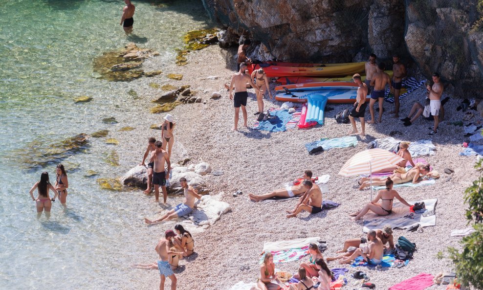 Ilustracija / Turisti na plaži u Rijeci