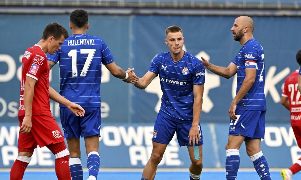 Gabriel Vidović (u sredini) prima čestitke za gol