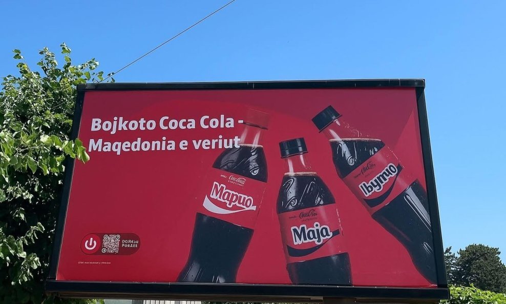 Jumbo plakati s pozivima na bojkot Coca-Cole nalaze se u albanskim dijelovima zemlje