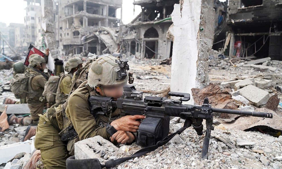 Pripadnik izraelskih specijalnih postrojbi s puškom Negev 7 u Gazi