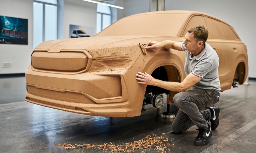 Modelar radi na glinenom modelu Škode Kodiaq