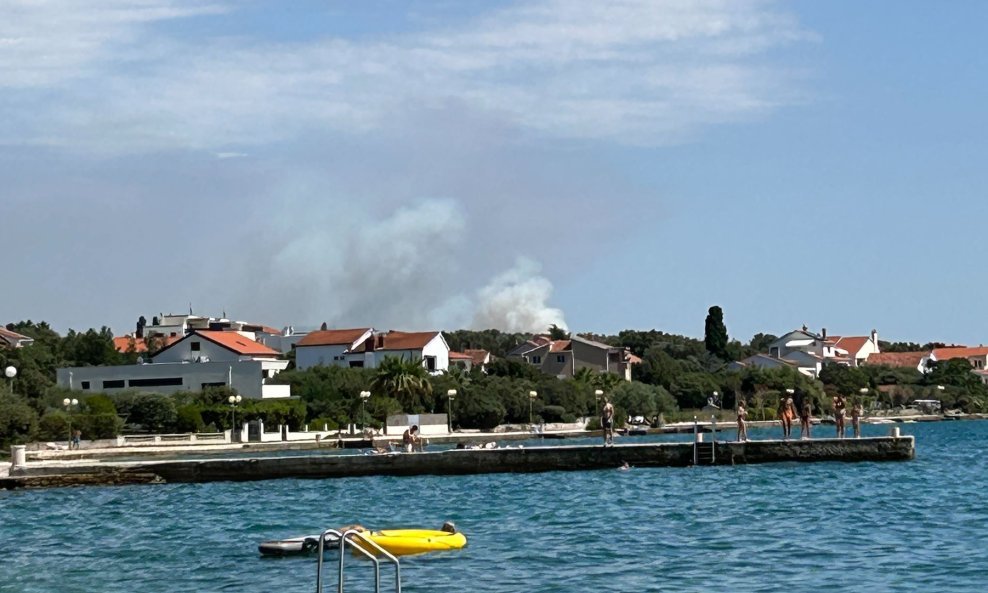 Požar u Diklu vidi se iz Petrčana, javlja čitateljica