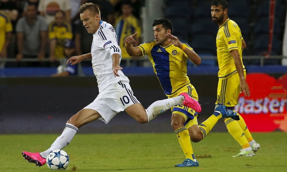 Maccabi Tel Aviv - Dynamo Kyiv, Andriy Yarmolenko (L) i Avraham Rikan (C)