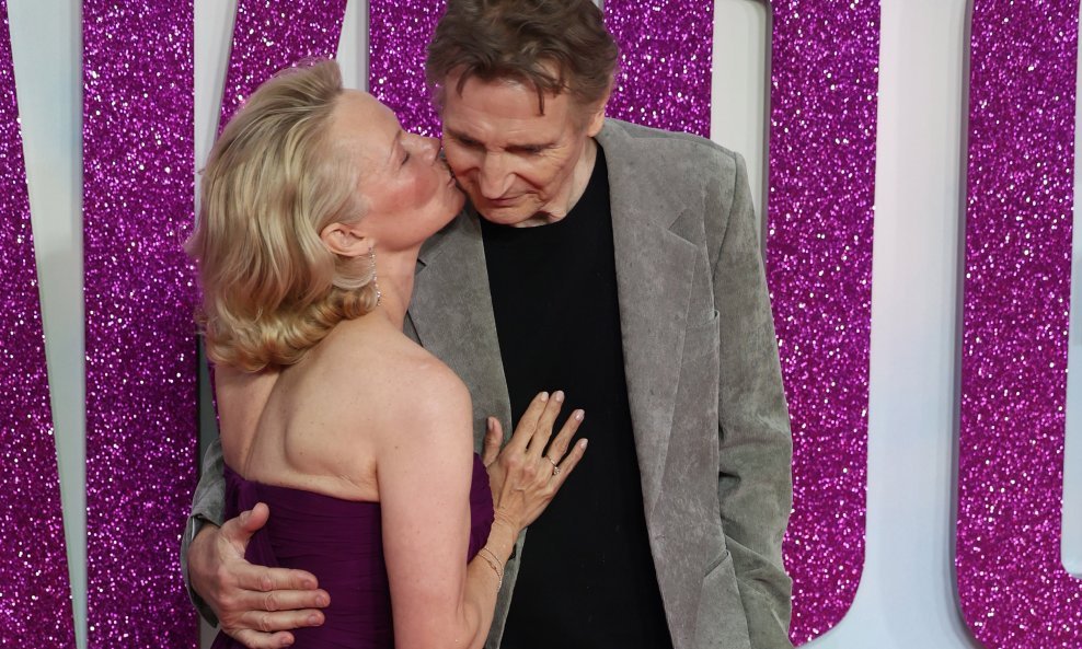 Pamela Anderson i Liam Neeson