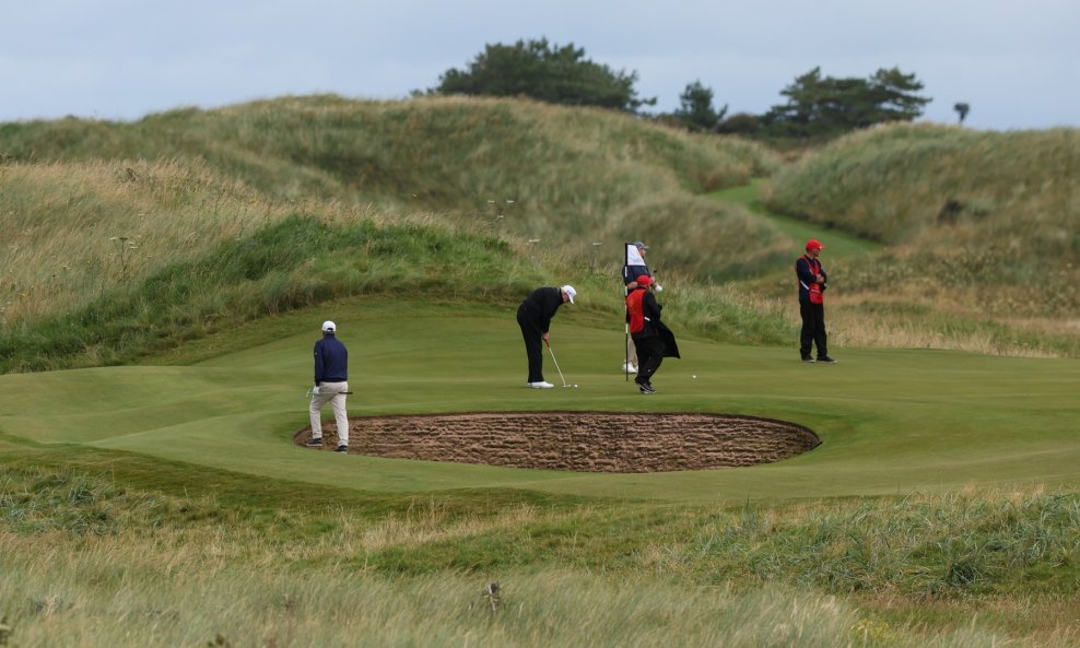 Donald Trump igra golf