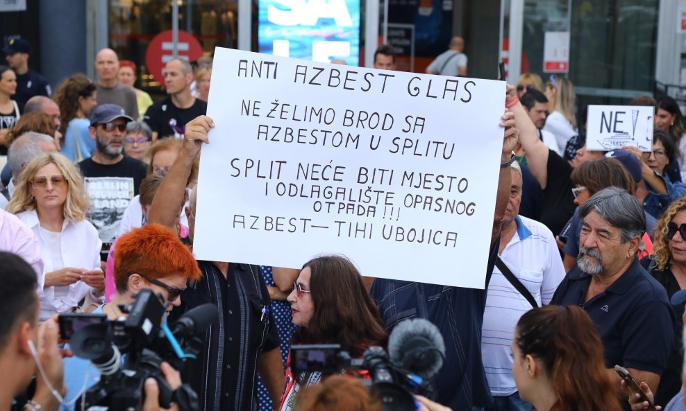 Prosvjed građana zbog broda Moby Drea