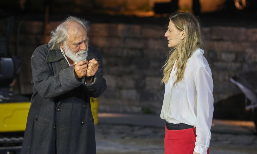 Rade Šerbedžija kao Kreont i Maja Izetbegović u ulozi Antigone