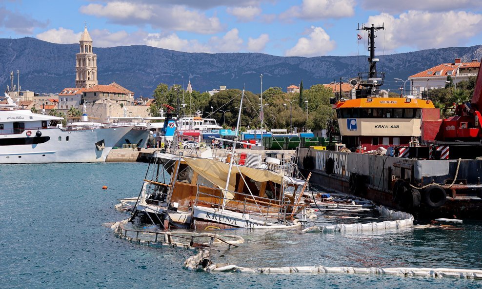 Turistički brod "Kruna mora" još čeka izvlačenje