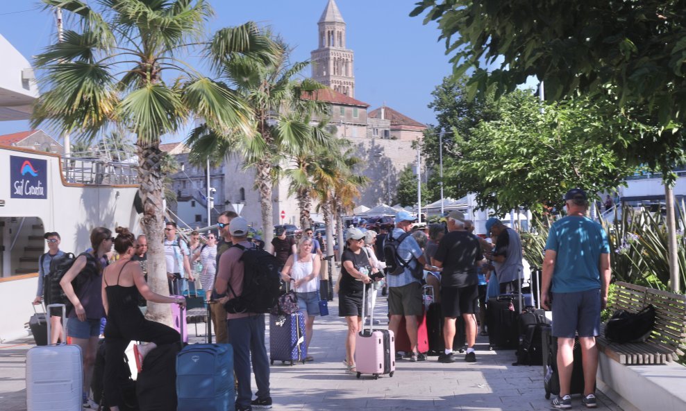 Gradska luka u Splitu prepuna je turista