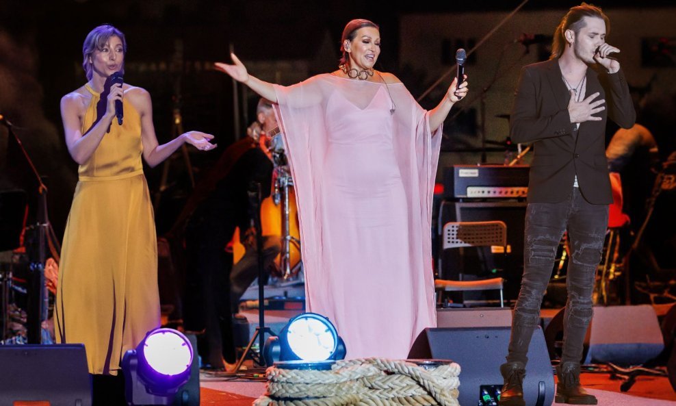 Yvette Holzwarth, Nina Badrić i Dino Jelusić