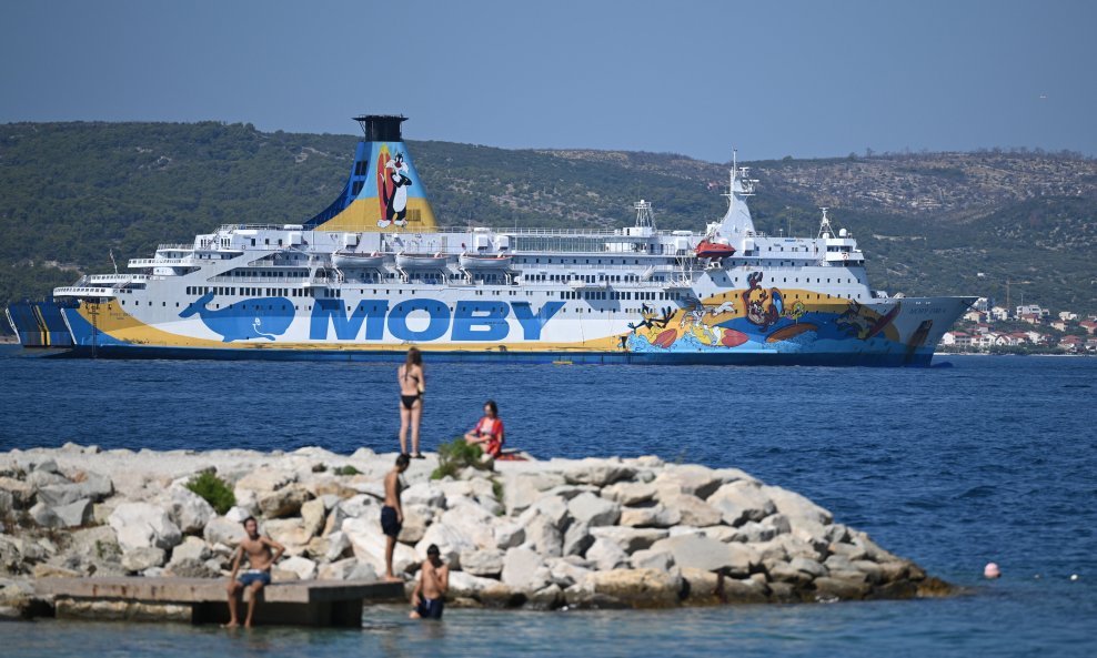 Brod Moby Drea plovi prema splitskoj luci