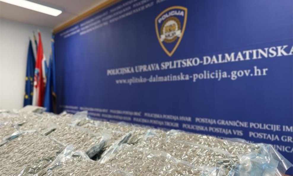 Zaplijenjena trava u Kaštelima