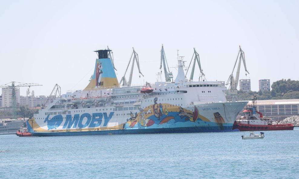 Uplovljavanje broda s azbestom Moby Drea u splitski škver
