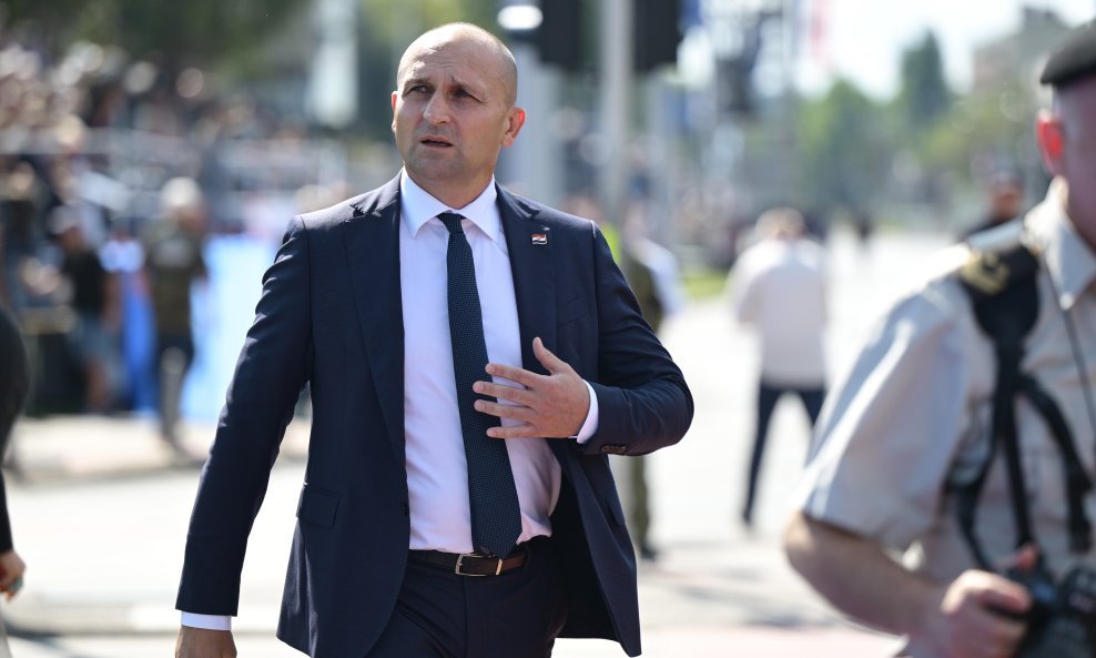 Okupljanje uzvanika uoči početka vojnog mimohoda