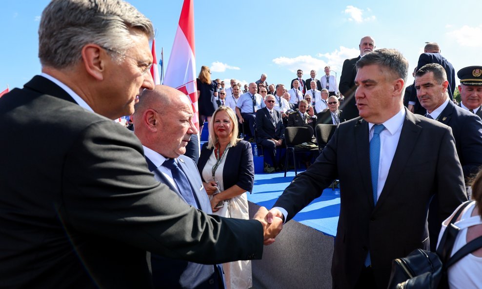 Okupljanje uzvanika uoči početka vojnog mimohoda