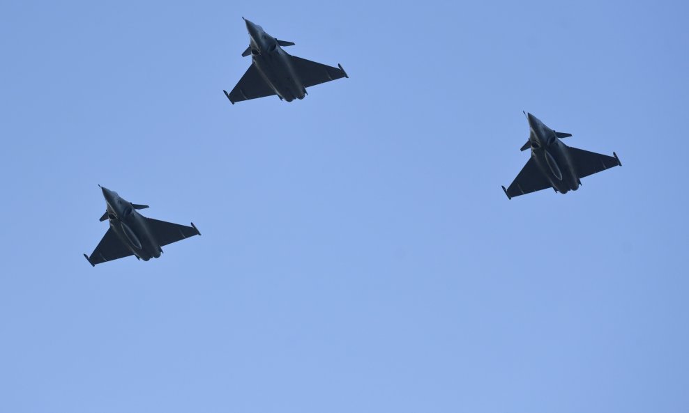 Prelet borbenih aviona Rafale na mimohodu u Zagrebu