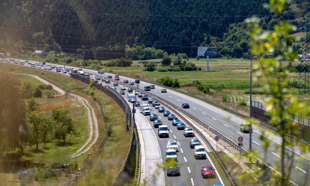 Zbog prometne nesreće u tunelu Breznik vozi se u koloni