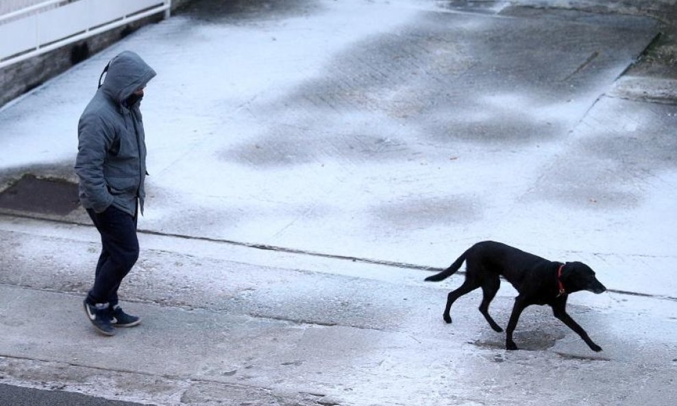 Zagreb - Prve pahulje snijega zabijelile grad (2)
