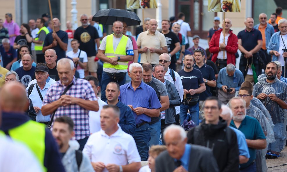 Molitva krunice na glavnom zagrebačkom trgu