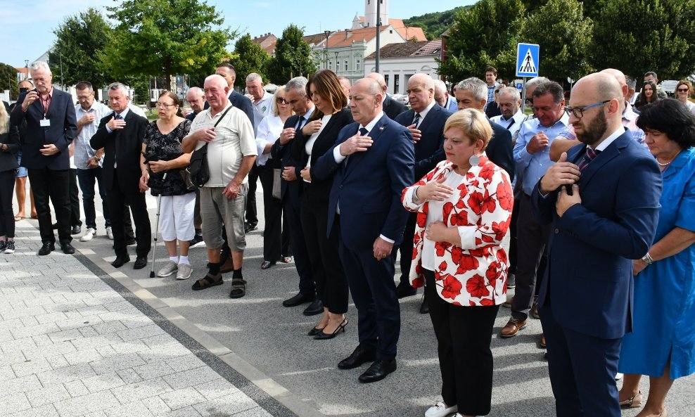 Pakrac: Ministar Tomo Medved potpisao ugovor o izgradnji Braniteljskog centra u Pakracu
