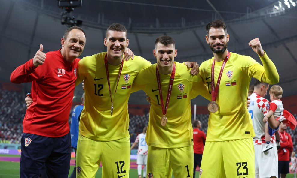 Ivo Grbić (prvi u žutom dresu s lijeva), Livaković i Ivušić u društvu Marijana Mrmića