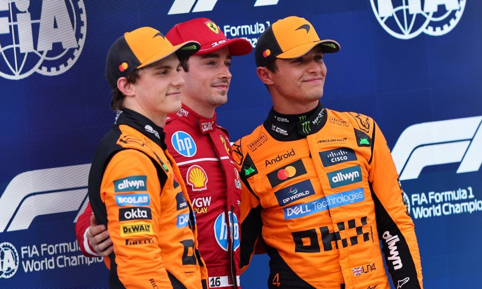 Charles Leclerc između vozača McLarena