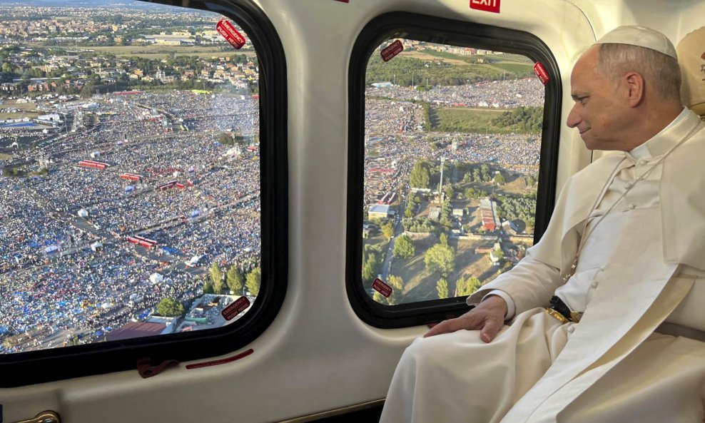 Papa stigao helikopterom pred oduševljene vjernike u Rimu