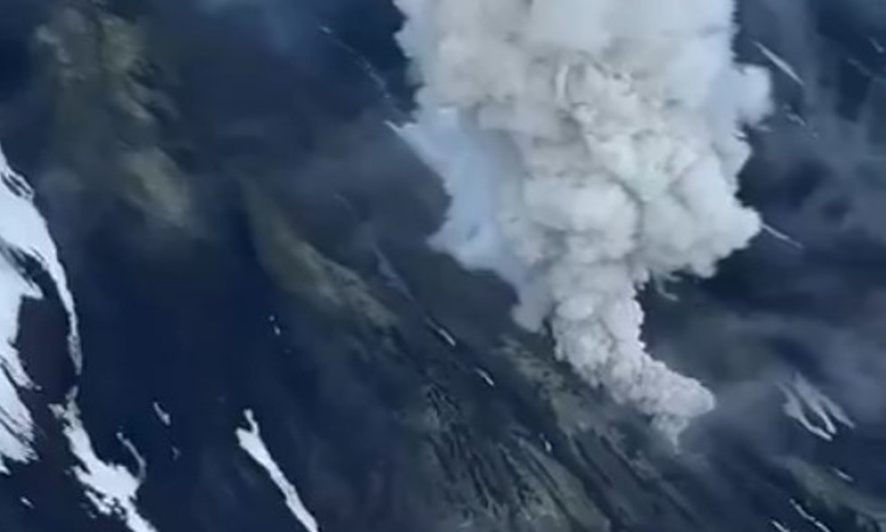 Erupcija vulkana Krašeninikov na Kamčatki