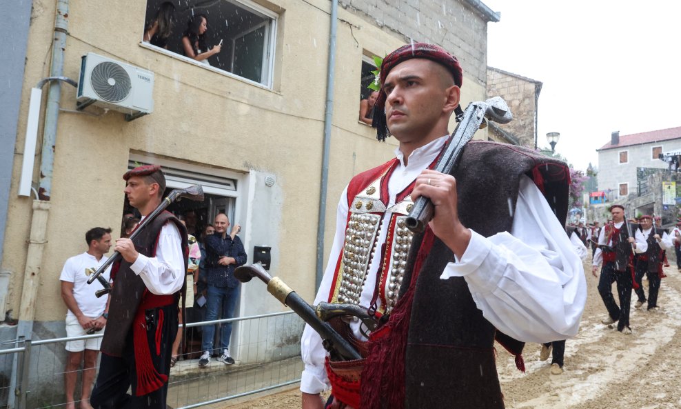 Sinj: Zbog jakog pljuska odgođena 310. Sinjska alka