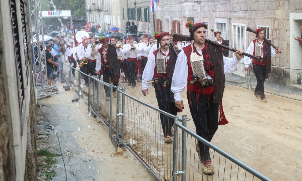 Sinj: Zbog jakog pljuska odgođena 310. Sinjska alka